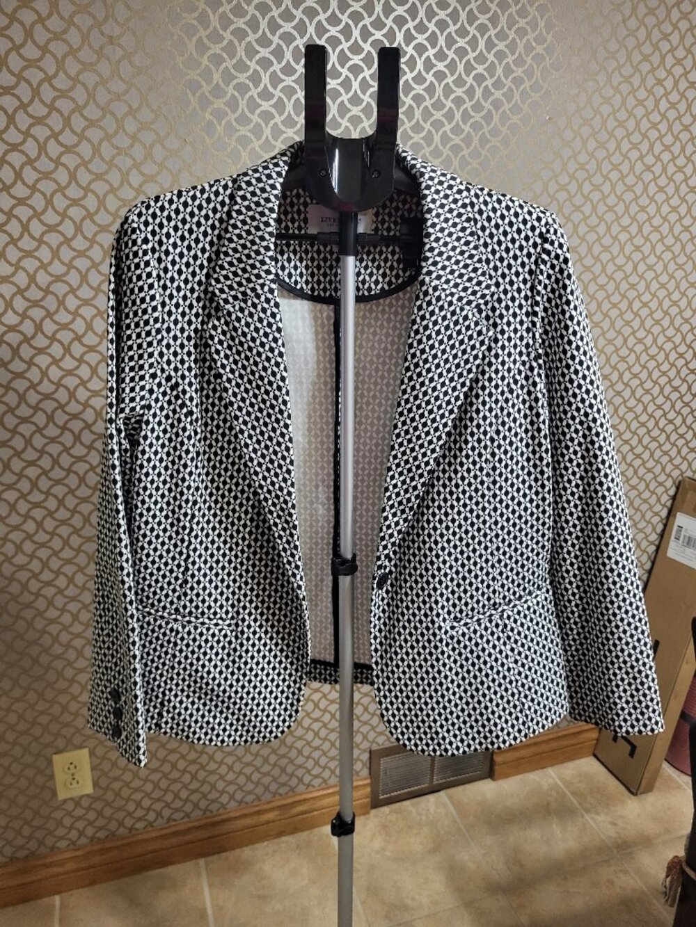NWT! Liverpool Los Angeles Black and White Batik Patterned Blazer - Size Large